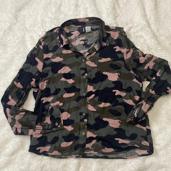 Divided H&M‎ Pink Camo Button Shirt - Picture 1 of 3